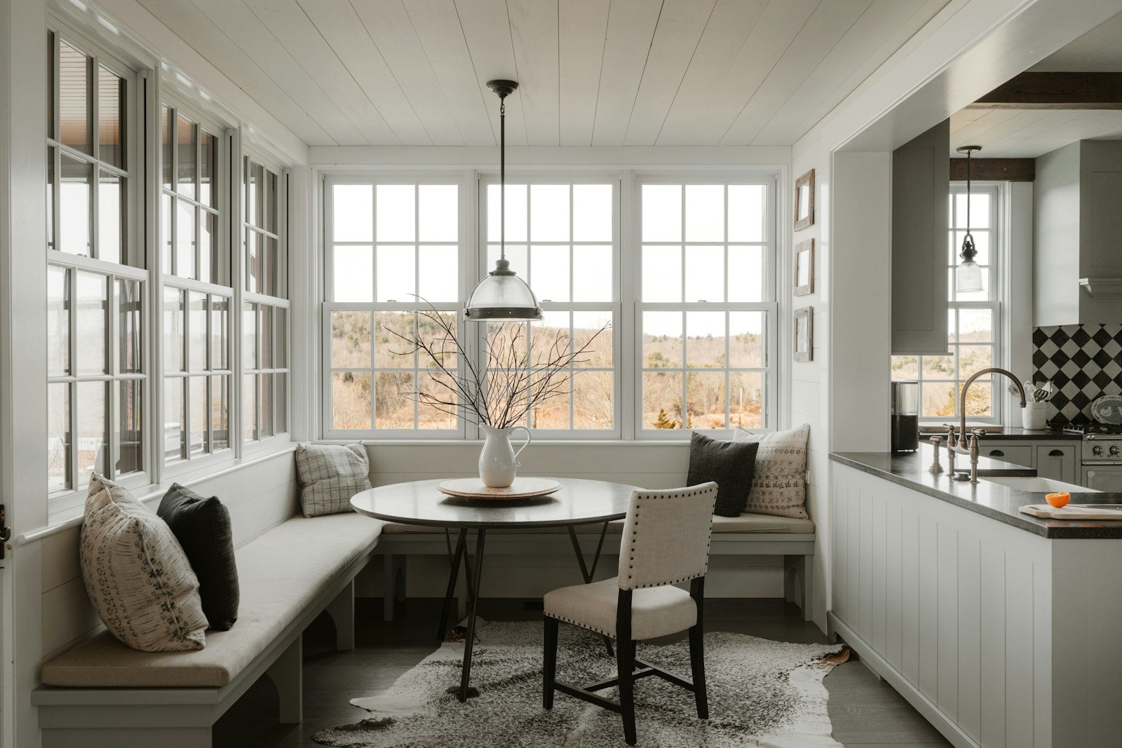 Cosy breakfast nook with built-in seating and a dining table
