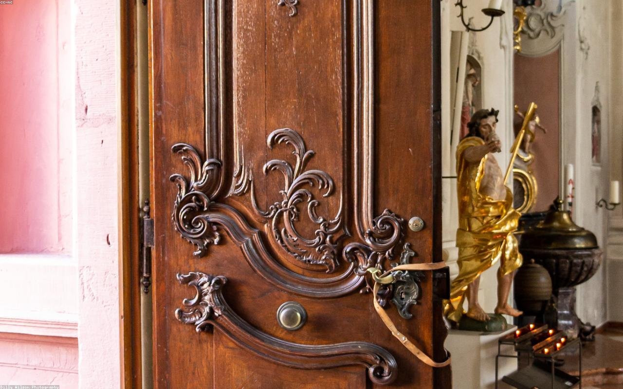 close detail showing how to plan architrave door