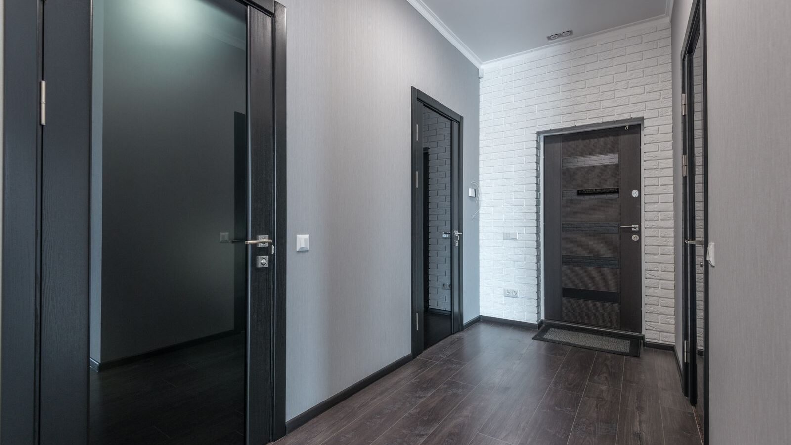 Hallway with internal doors showing a clear circulation route