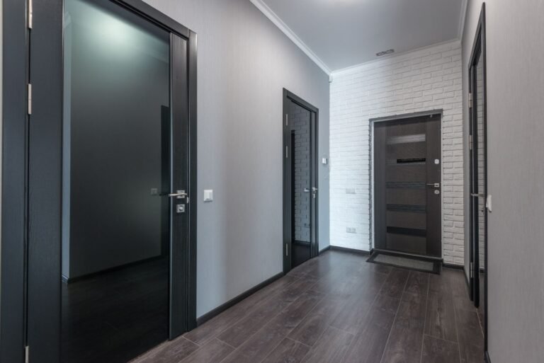 Hallway with internal doors showing a clear circulation route