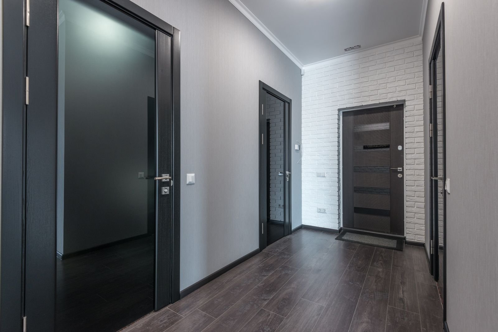 Hallway with internal doors showing a clear circulation route