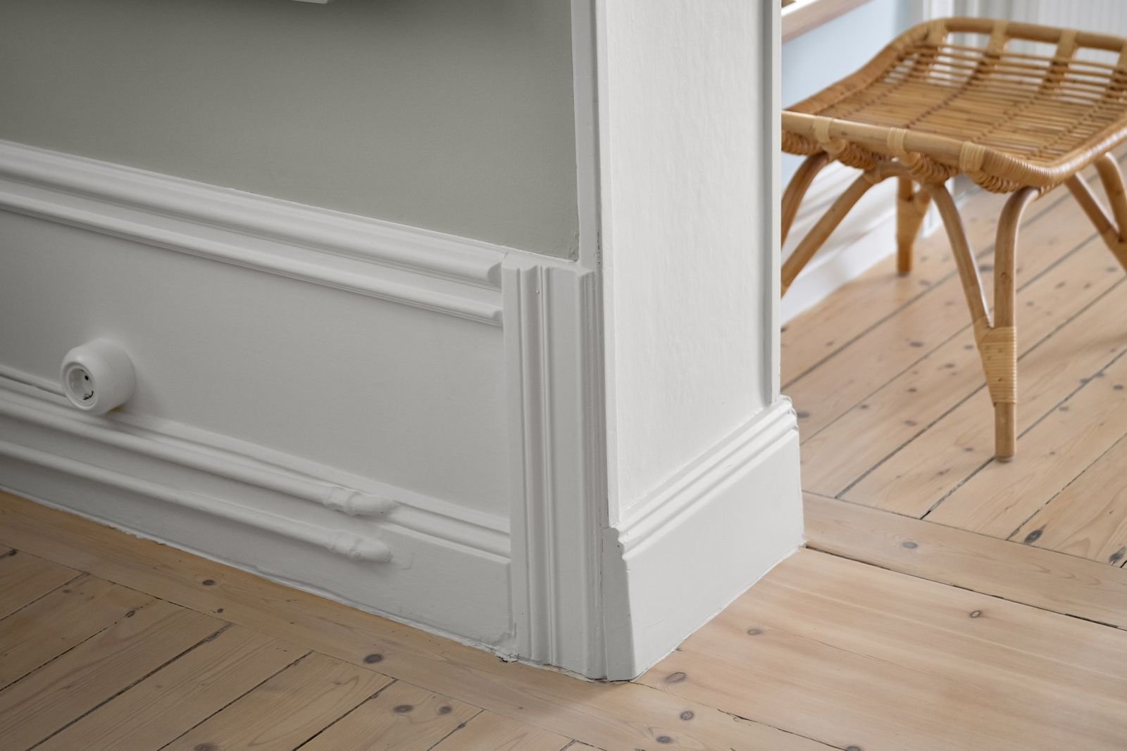 Minimalist room with wood flooring and decorative moulding