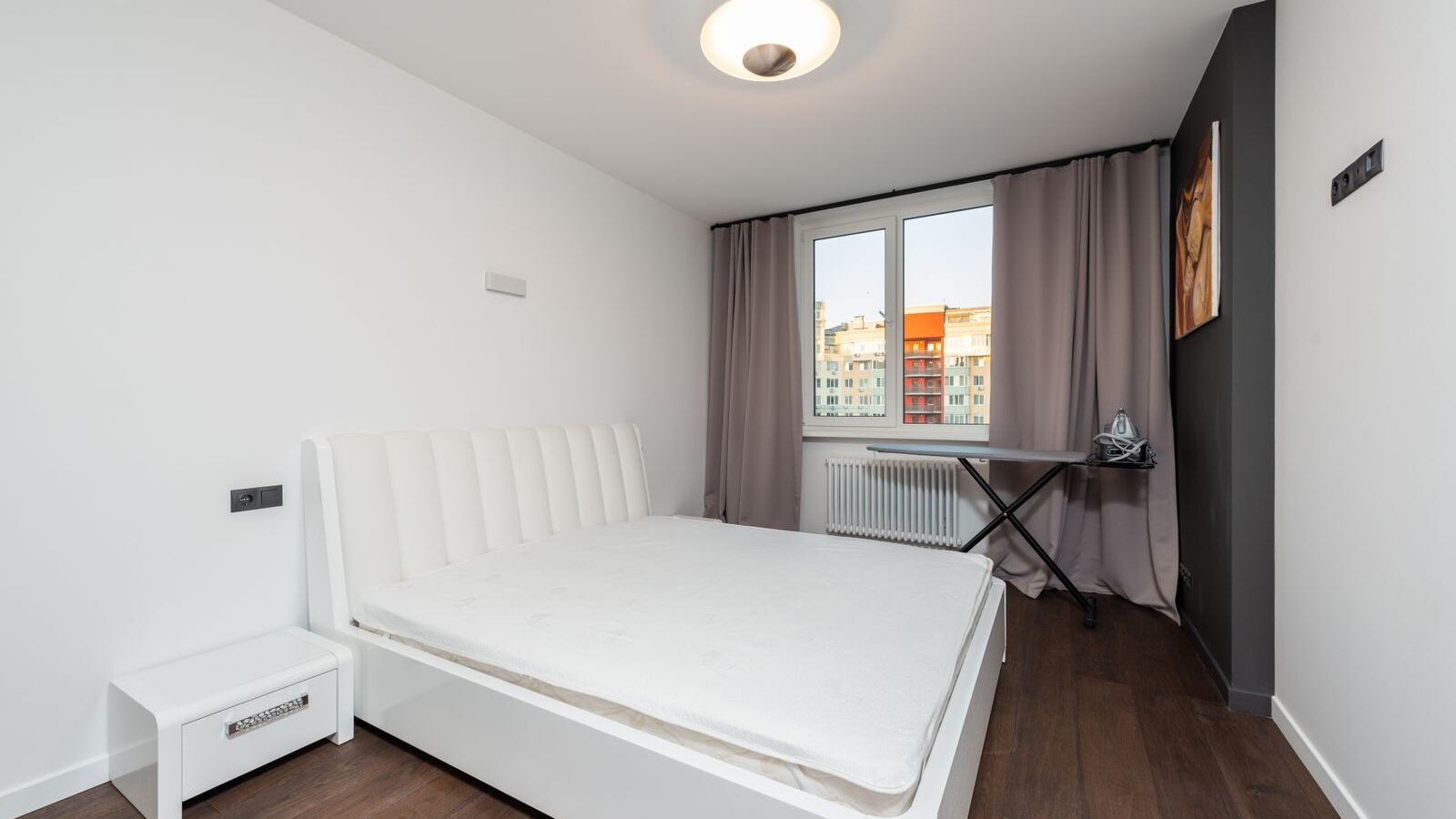 Bright modern room with white skirting board meeting a wood floor