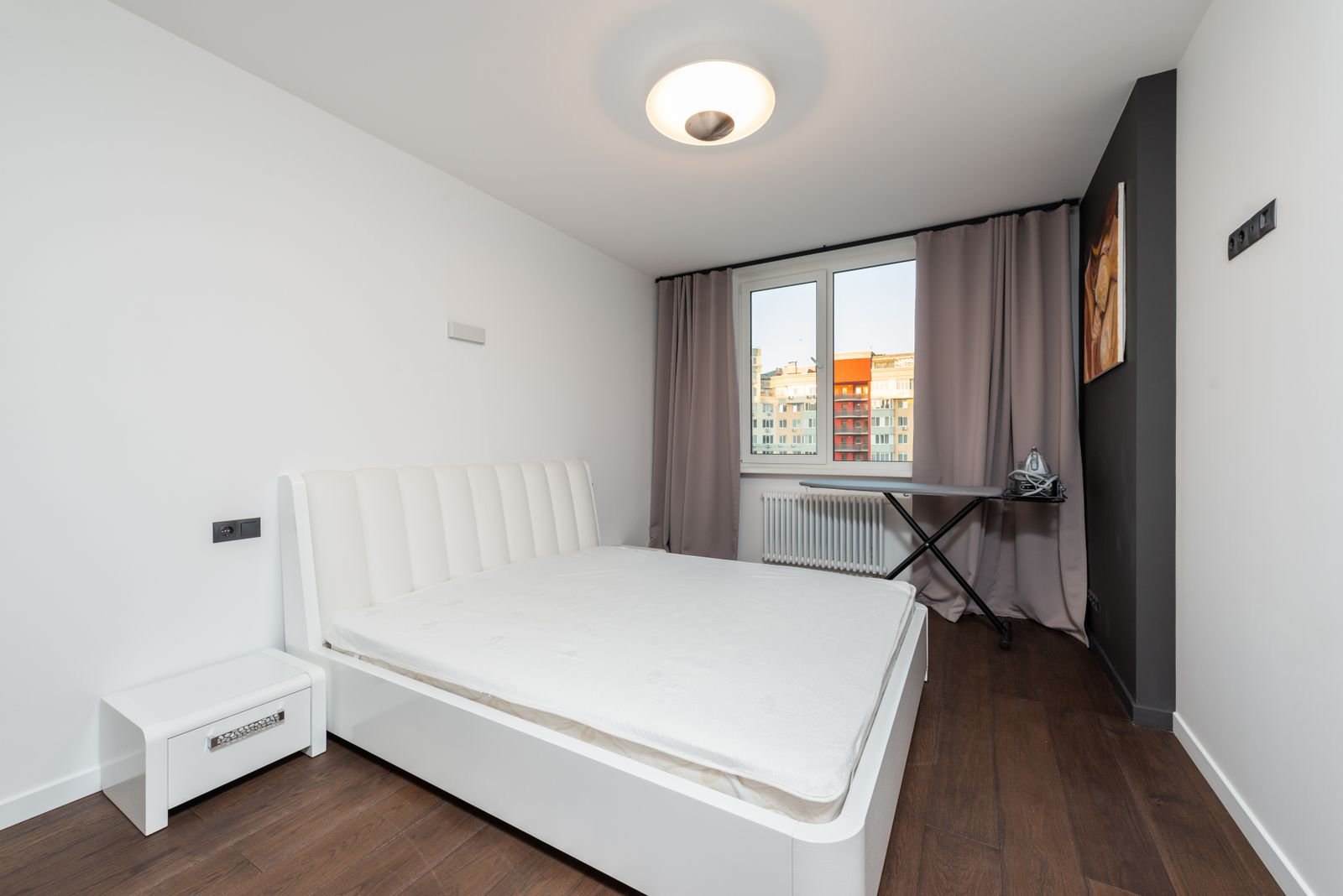 Bright modern room with white skirting board meeting a wood floor
