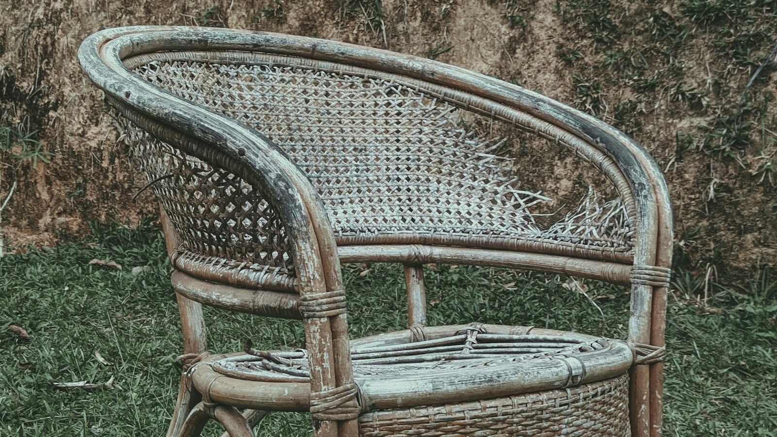 Single rattan garden chair with woven natural frame