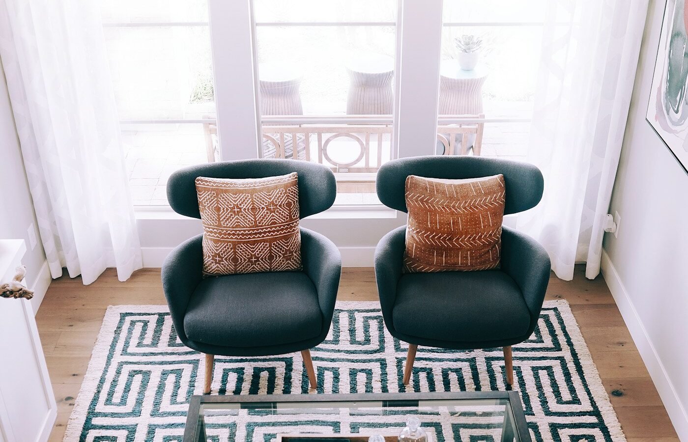 Black and white geometric rug in a furnished living room