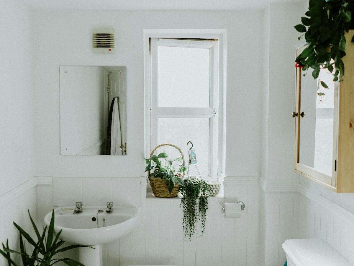 Ensuite bathroom ideas with compact modern fittings